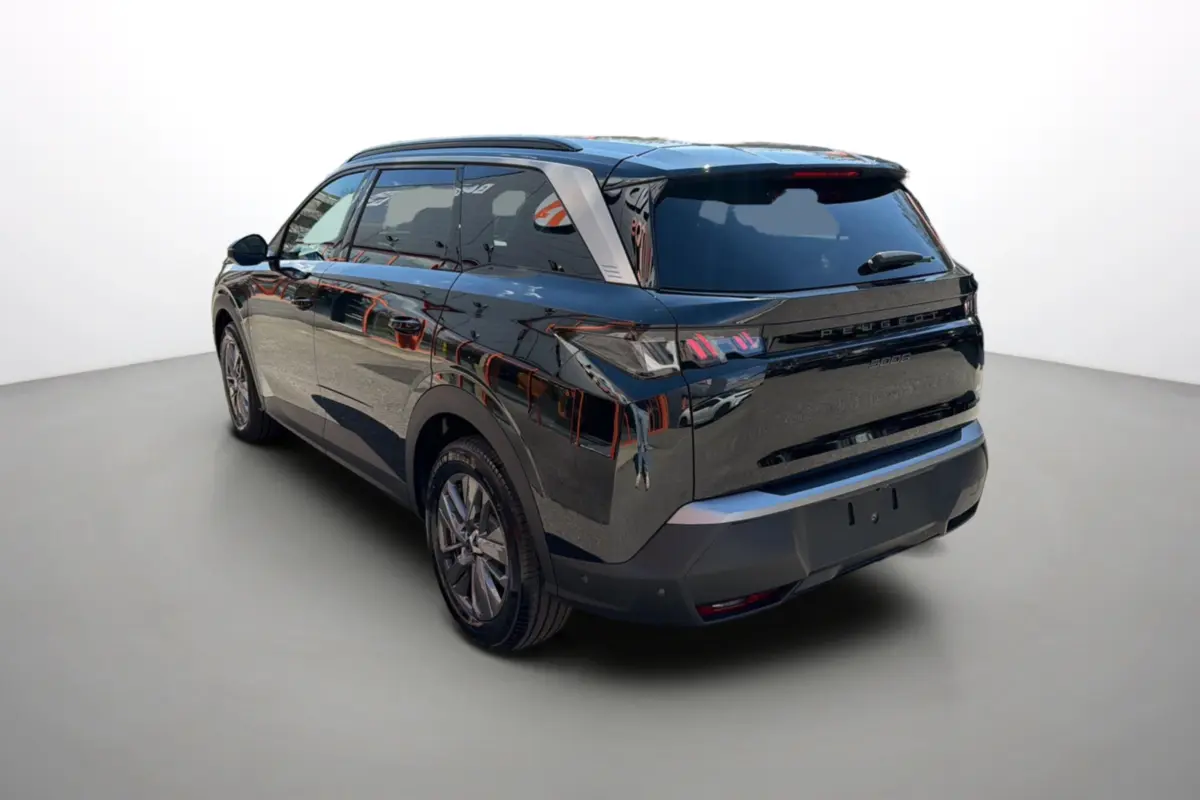 Peugeot 5008 Hybrid noir perla nera vue 3/4 arrière droit, jantes alu 19 pouces et vitres teintées.