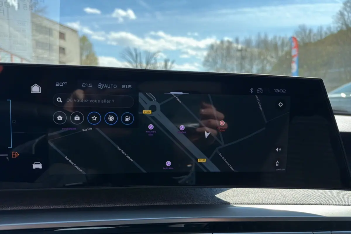 Écran tactile panoramique du système de navigation Peugeot 5008 Hybrid 145 Allure Plus affichant une carte GPS.