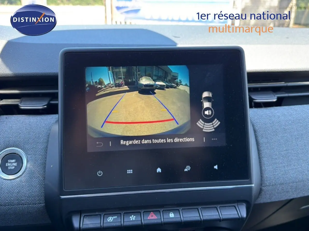 Écran central affichant la caméra de recul avec guidage, intérieur tissu gris noir de la Renault Clio bleu iron metal 2025.