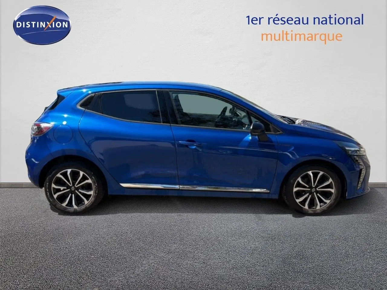 Renault Clio V TCE 90CH TECHNO bleu Iron Metal vue de profil côté gauche avec jantes alliage et vitres teintées.