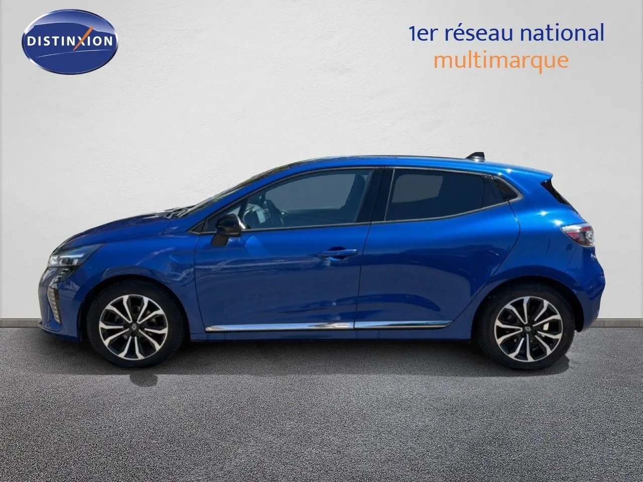 Profil droit d'une Renault Clio 2025 bleu iron metal avec jantes alliage et vitres teintées, sur fond neutre.