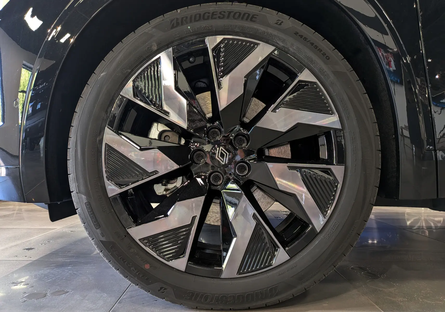 Gros plan sur la jante noire et argentée du Renault Rafale 2026 hyper hybrid E-Tech, avec pneu Bridgestone visible.