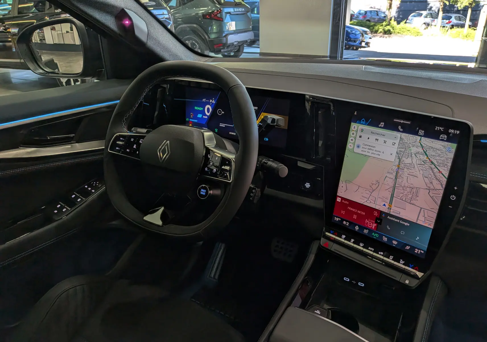 Vue intérieure côté conducteur du Renault Rafale 2026, tableau de bord numérique et écran tactile vertical avec navigation.