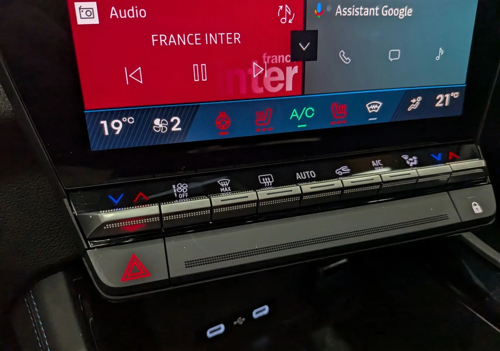 Détail du tableau de bord tactile et des commandes de climatisation du Renault Rafale noir étoilé, version hybride 2026.
