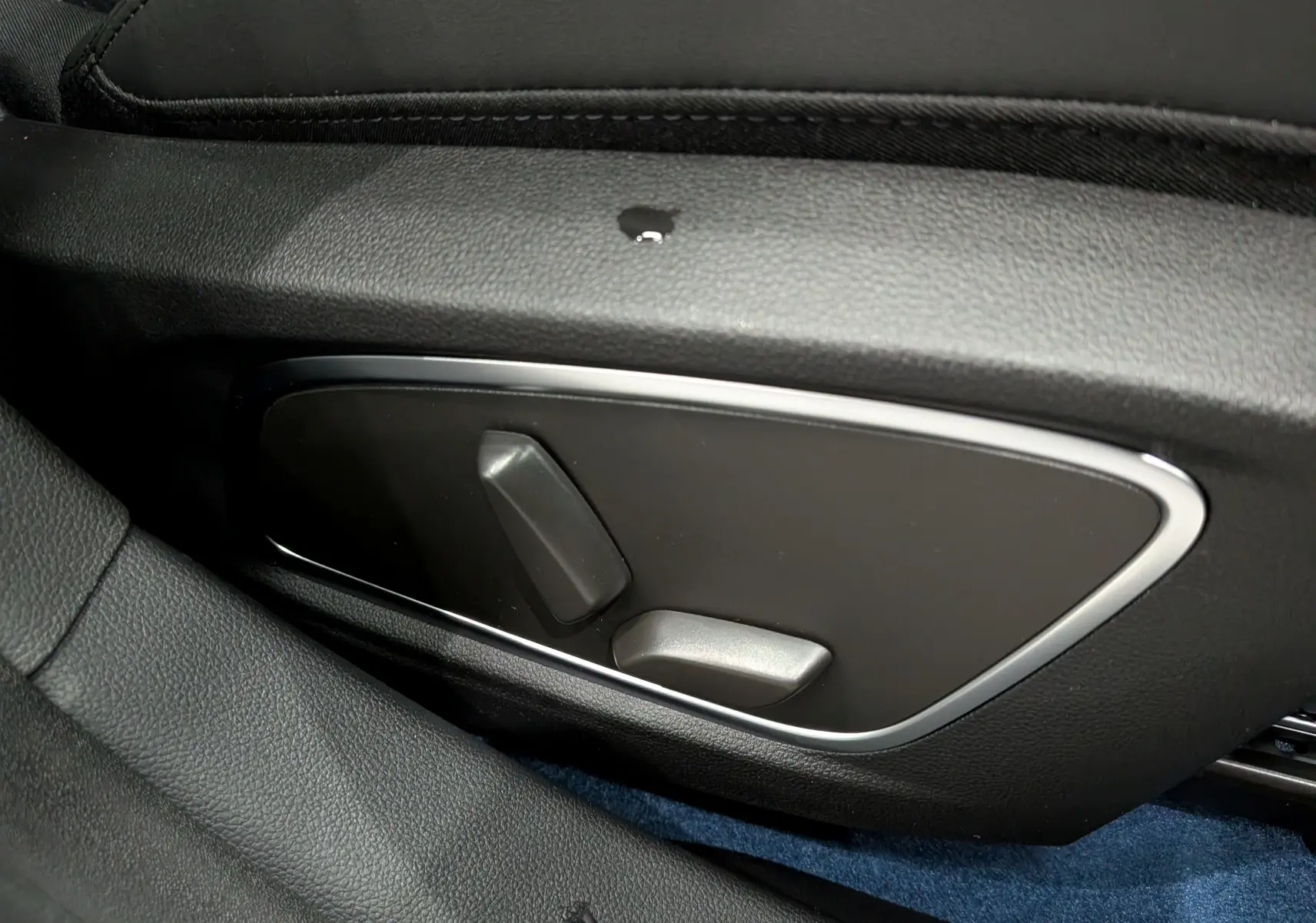 Détail des commandes de réglage électrique du siège en cuir noir du Renault Rafale hyper hybrid E-Tech 2026.