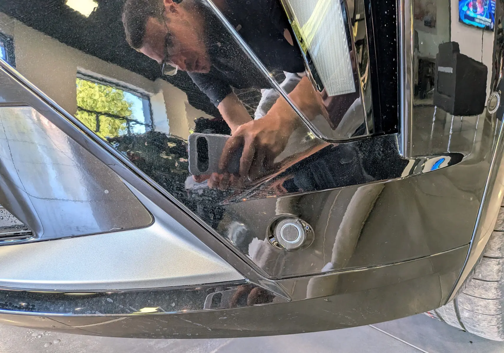 Détail du pare-chocs avant noir étoilé du Renault Rafale 2026 avec capteur de stationnement visible.