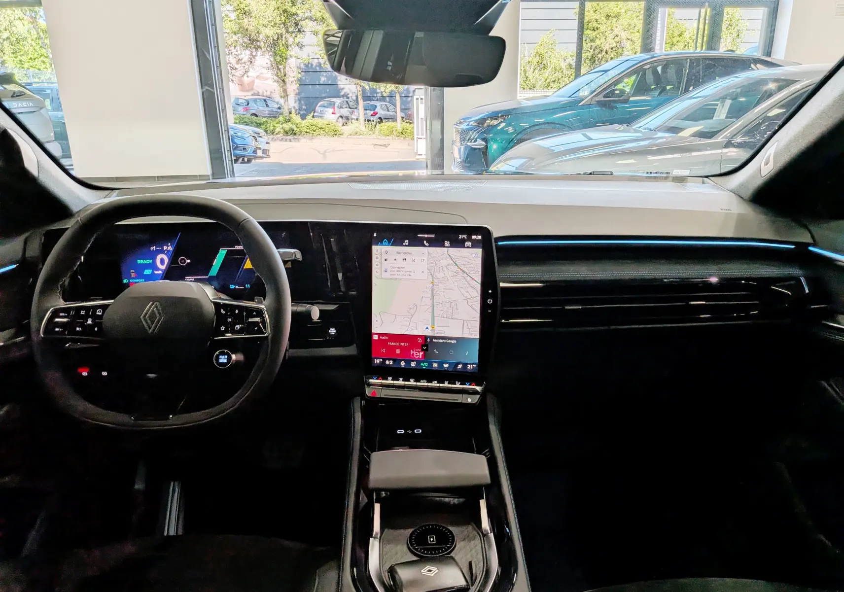 Vue intérieure frontale du tableau de bord noir étoilé du Renault Rafale 2026 avec écran tactile central et volant multifonction.