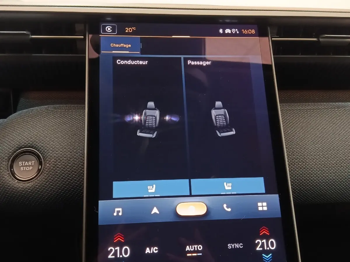 Écran tactile central affichant la gestion du chauffage des sièges dans l'habitacle d'une Citroën C5 Hybride verte.