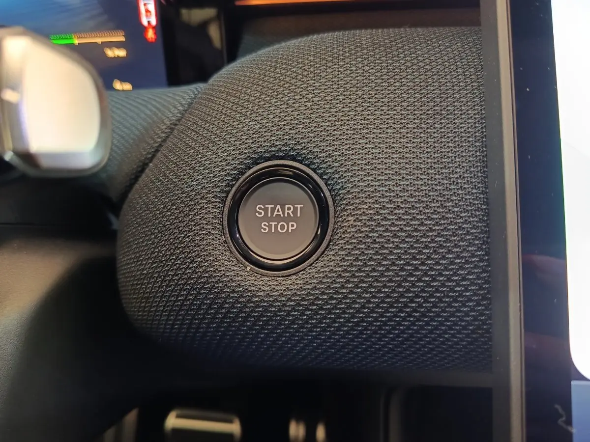 Gros plan sur le bouton Start/Stop intégré dans le tableau de bord texturé noir de la Citroën C5 Hybride 2026.