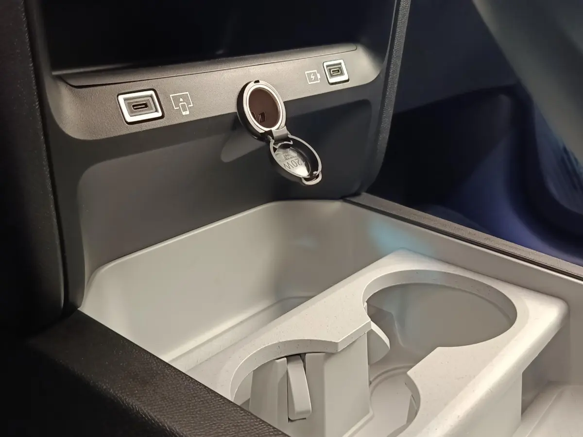 Détail de la console centrale grise avec prises USB et prise 12V ouverte dans une Citroën C5 Hybride 2026.