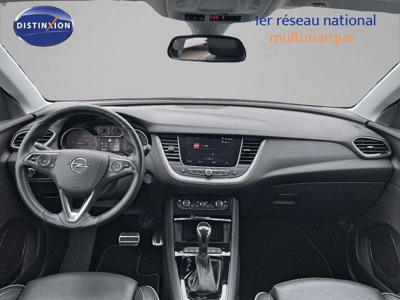 Intérieur noir de l'Opel Grandland X 2018, vue frontale sur le tableau de bord et le volant multifonction.