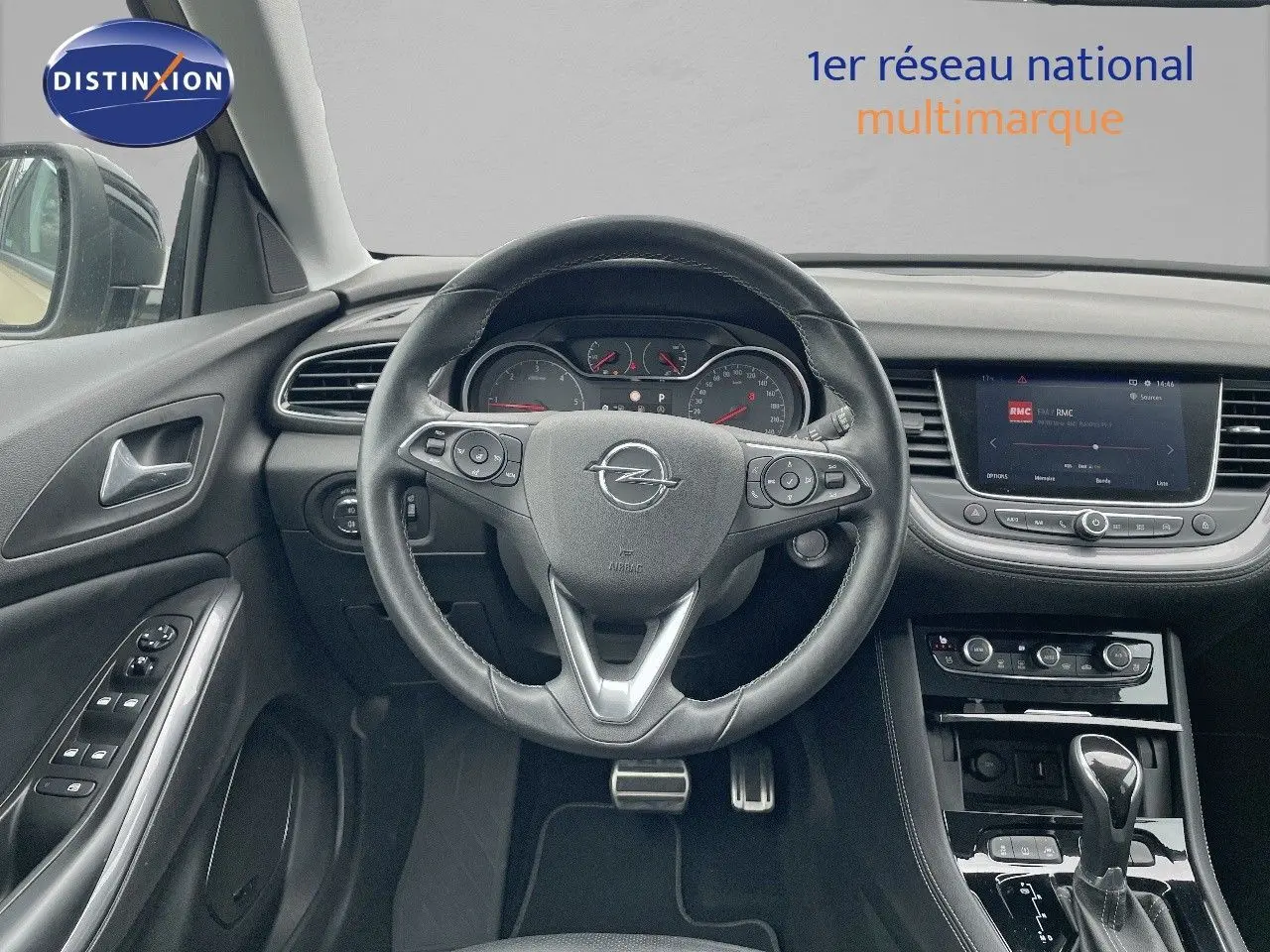 Intérieur noir de l'Opel Grandland X 2018 vu du poste de conduite, avec volant multifonction et écran central tactile.