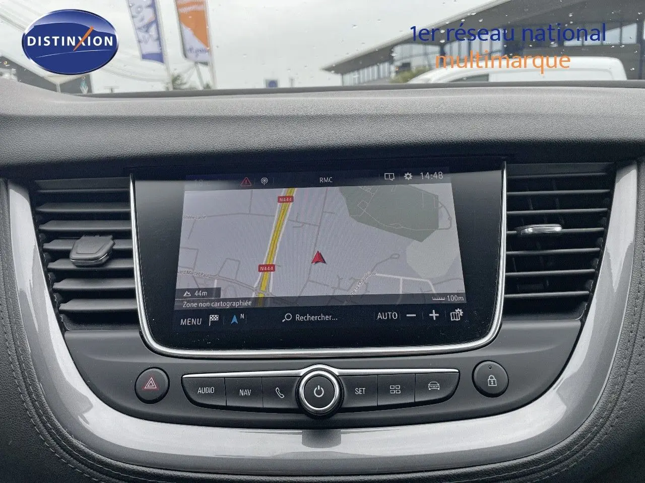Écran tactile central avec navigation GPS dans l'habitacle de l'Opel Grandland X diesel couleur Golden Sunstone Metal.