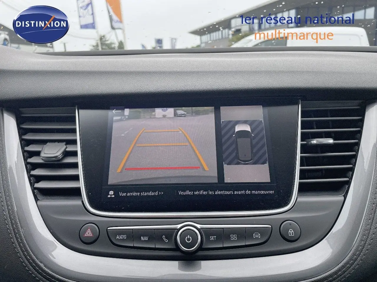 Écran central de l’Opel Grandland X 2018 montrant la caméra de recul avec lignes de guidage jaunes et rouges.