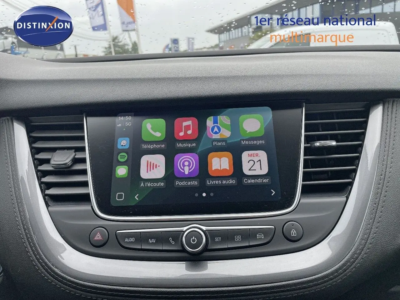 Écran tactile central avec interface Apple CarPlay dans l'habitacle d'une Opel Grandland X 2018.