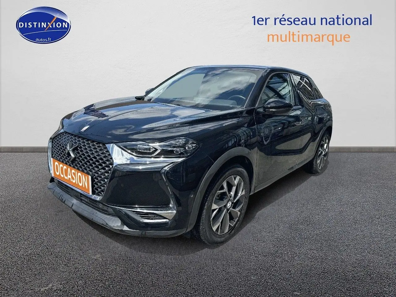 DS3 Crossback E-TENSE noir métal en 3/4 avant droit avec calandre distinctive et jantes alliage.