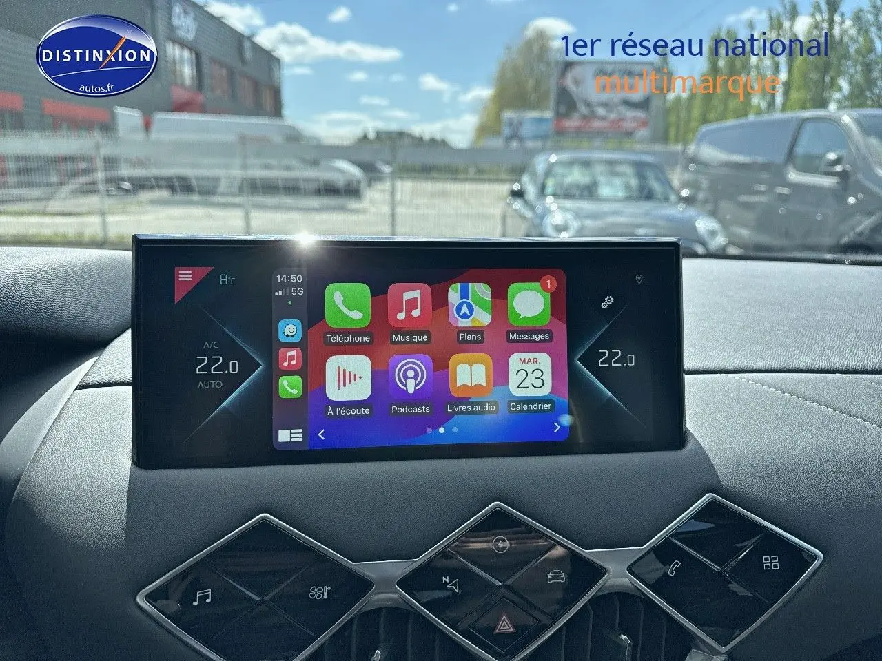 Écran tactile central affichant Apple CarPlay sur le tableau de bord du DS3 Crossback noir métal, vue intérieure frontale.