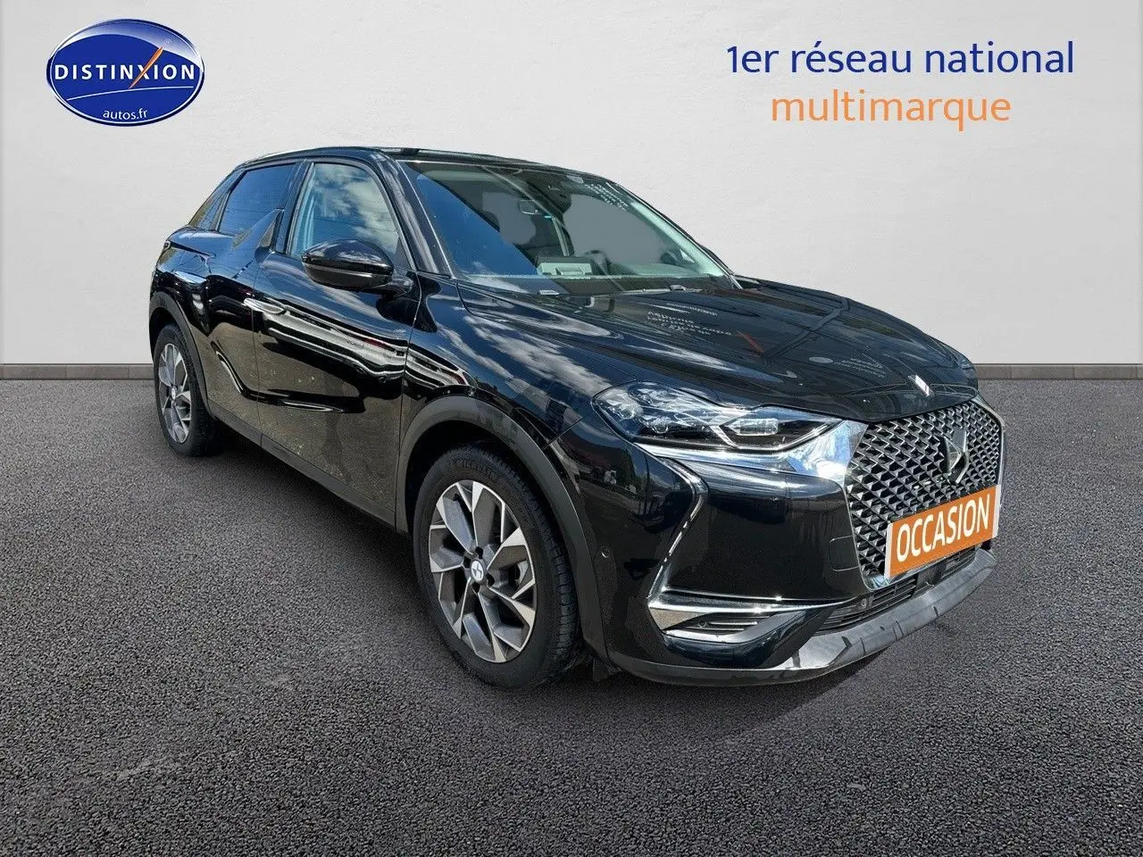 DS3 Crossback E-TENSE noir métal en 3/4 avant droit, mettant en valeur sa calandre distinctive et ses jantes modernes.