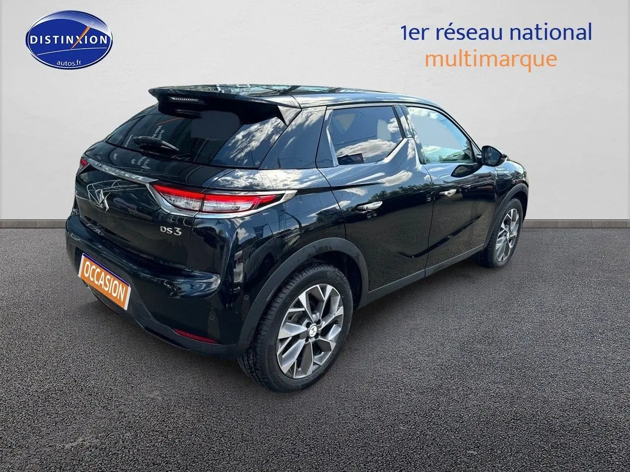 DS3 Crossback E-TENSE noir métal vu en 3/4 arrière droit, mettant en valeur ses lignes modernes et ses jantes alliage.