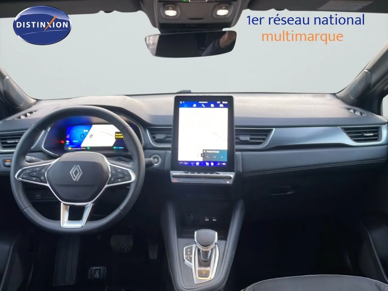 Vue intérieure avant du Renault Symbioz gris cassiopée métal, avec tableau de bord numérique et écran tactile central vertical.