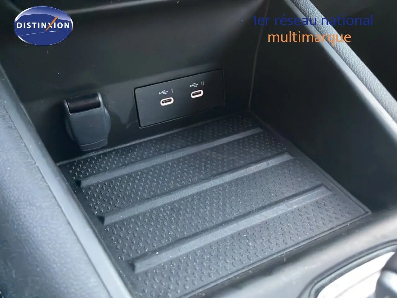 Gros plan sur la console centrale noire du Renault Symbioz avec deux ports USB-C visibles.