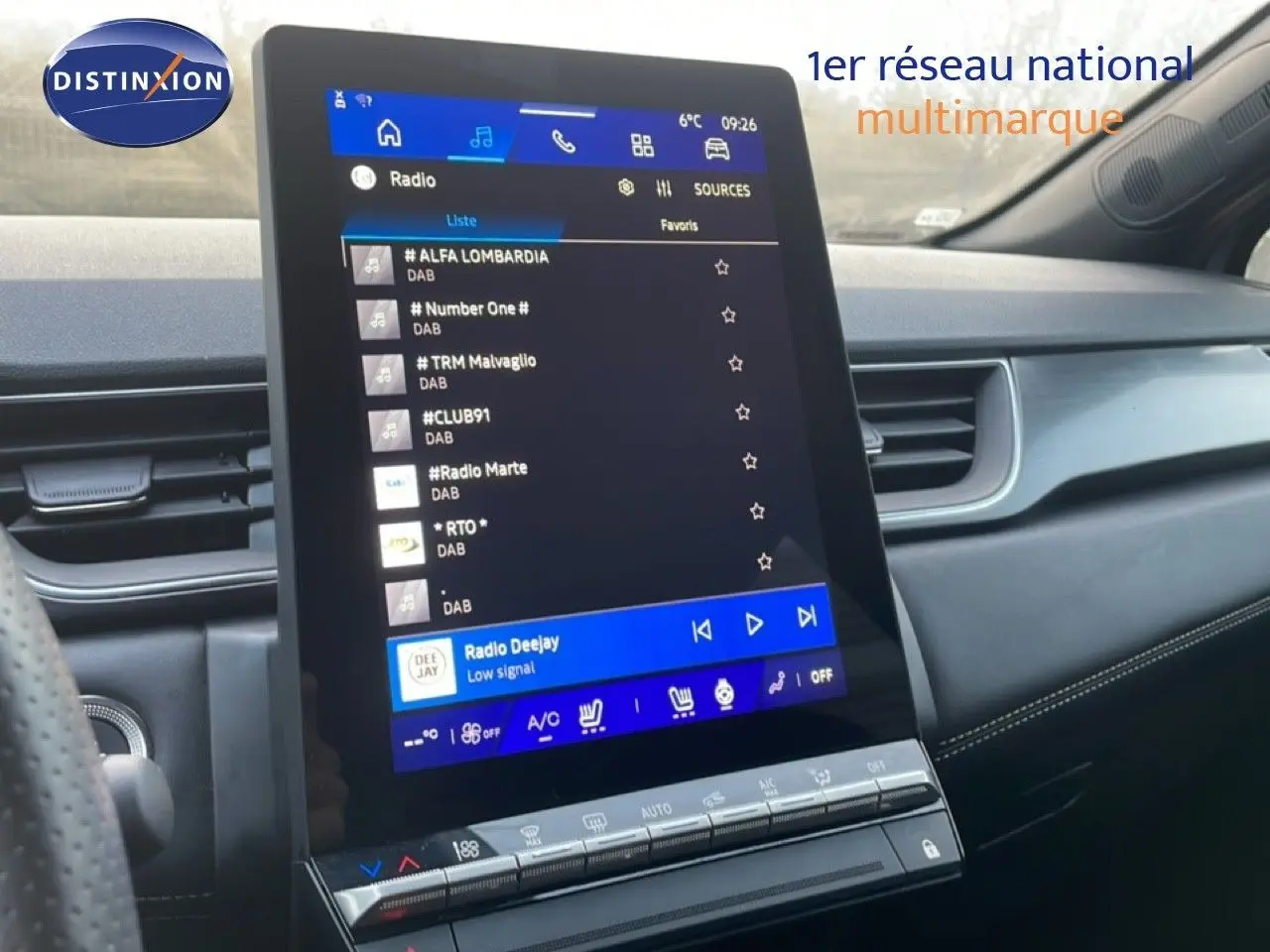 Vue intérieure du tableau de bord du Renault Symbioz 2025 gris cassiopée, avec écran tactile central vertical affichant la radio.