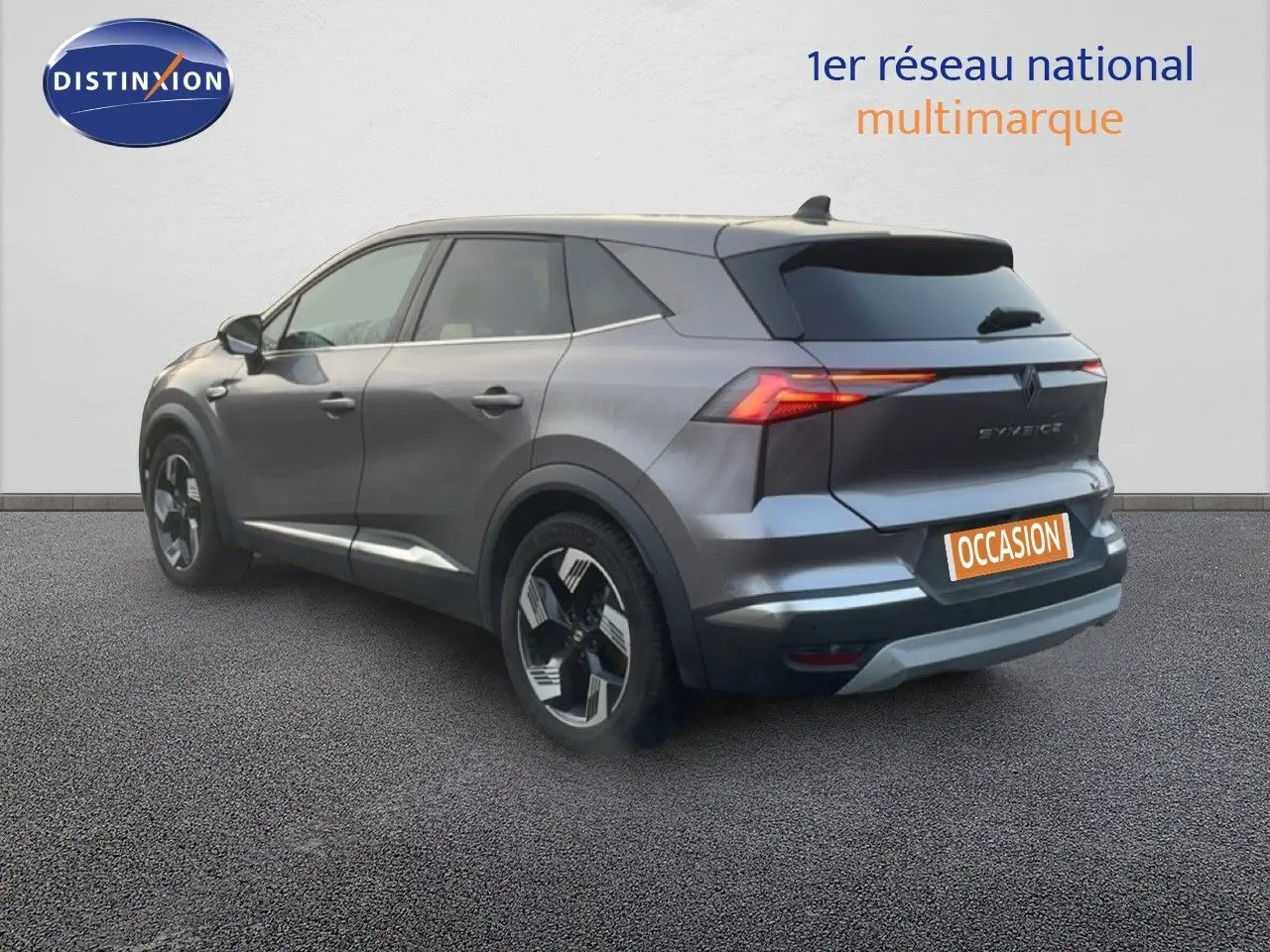 Vue 3/4 arrière droite d’un Renault SYMBIOZ gris cassiopée métallisé avec feux arrière LED et jantes bicolores.