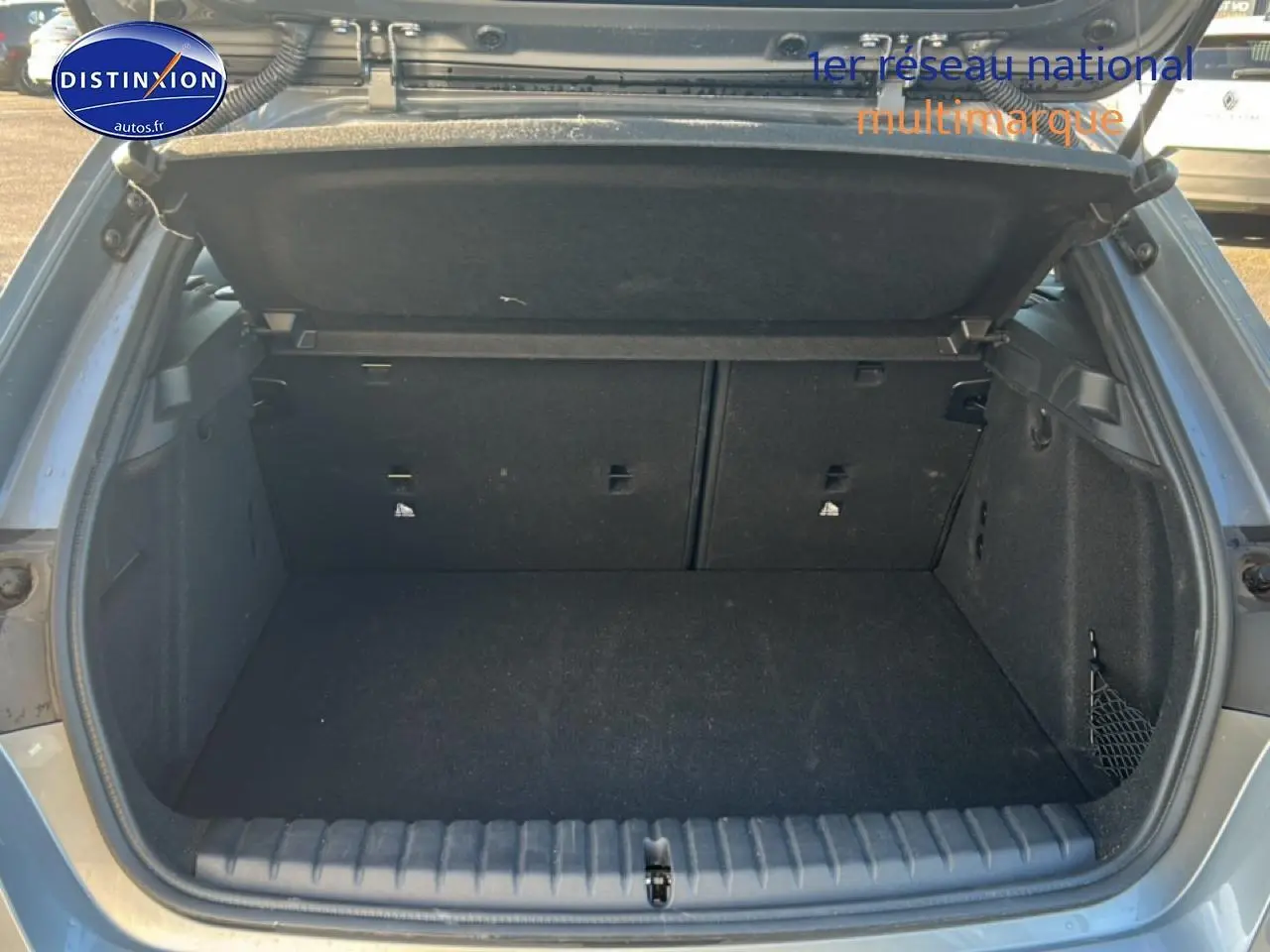 Coffre ouvert vu de l'arrière d'une BMW Série 1 118da gris skyscraper, montrant l'espace de chargement vide.