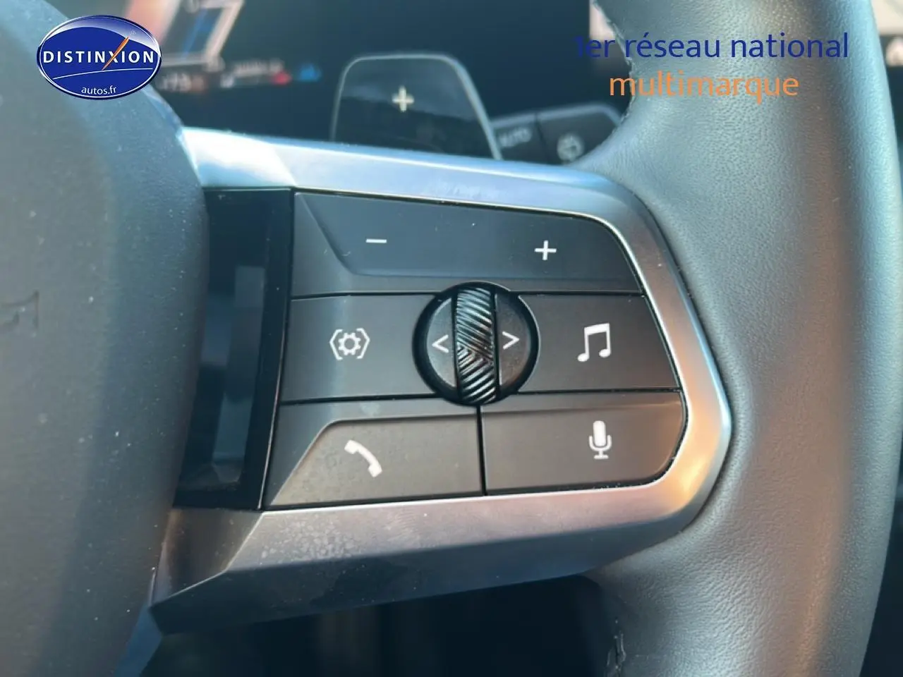 Gros plan sur les commandes multifonctions au volant de la BMW Série 1 gris Skyscraper, côté gauche.