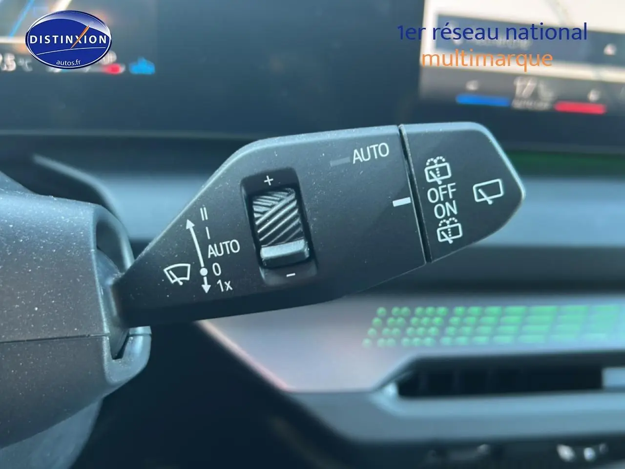 Gros plan sur la commande des essuie-glaces dans l'habitacle d'une BMW Série 1 gris Skyscraper, version M Sport Pro.