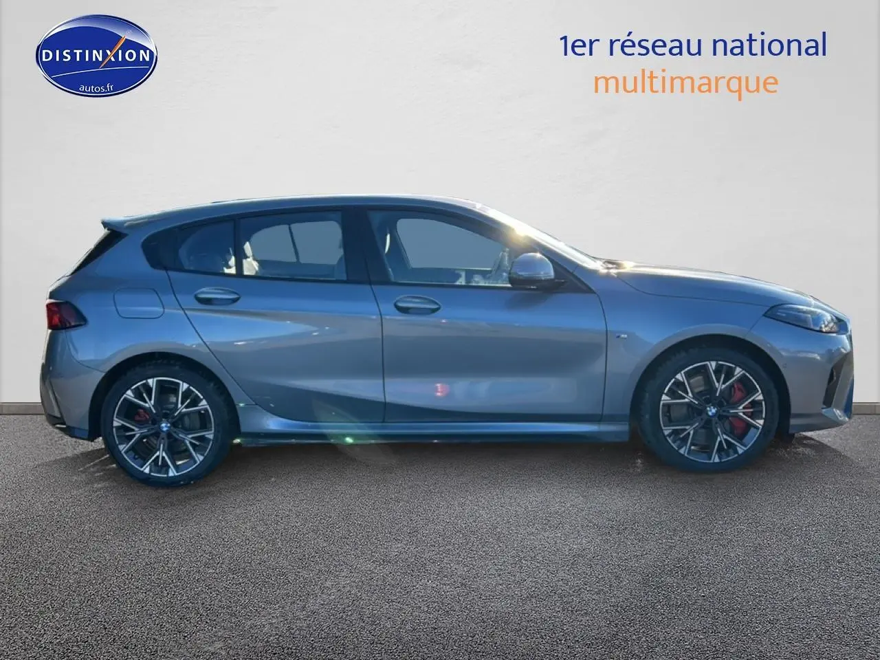 Profil droit d'une BMW Série 1 118da gris Skyscraper avec jantes 18 pouces bicolores et finitions M Sport Pro.