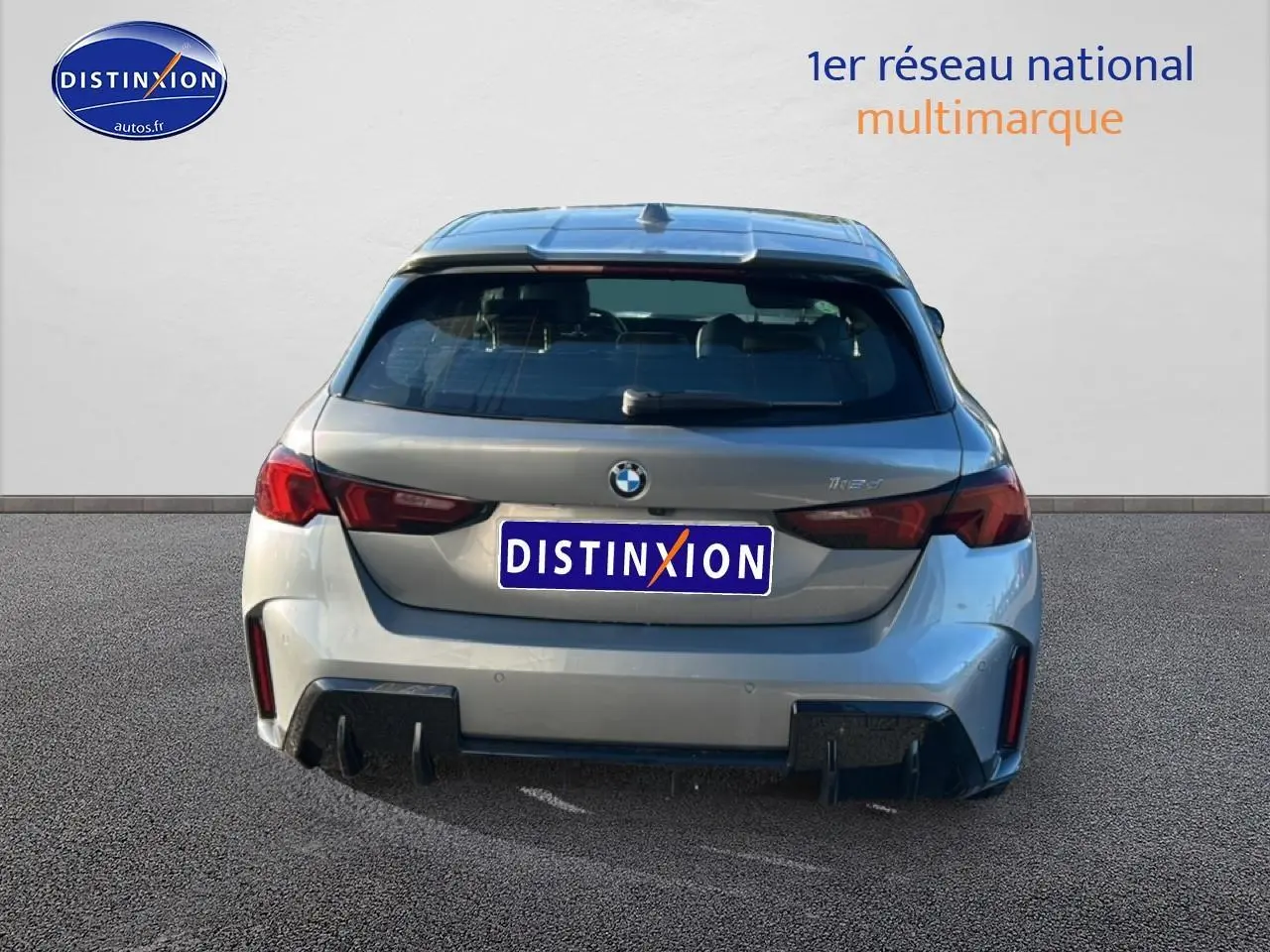 Vue arrière d'une BMW Série 1 118da gris Skyscraper avec diffuseur noir et feux LED foncés.