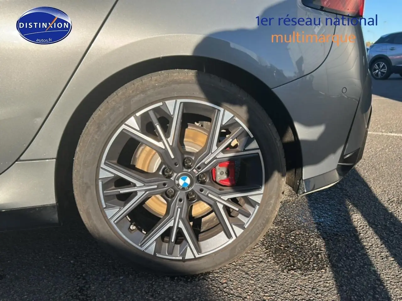 Gros plan sur la jante 18 pouces bicolore en Y de la BMW Série 1 gris Skyscraper, côté arrière droit.