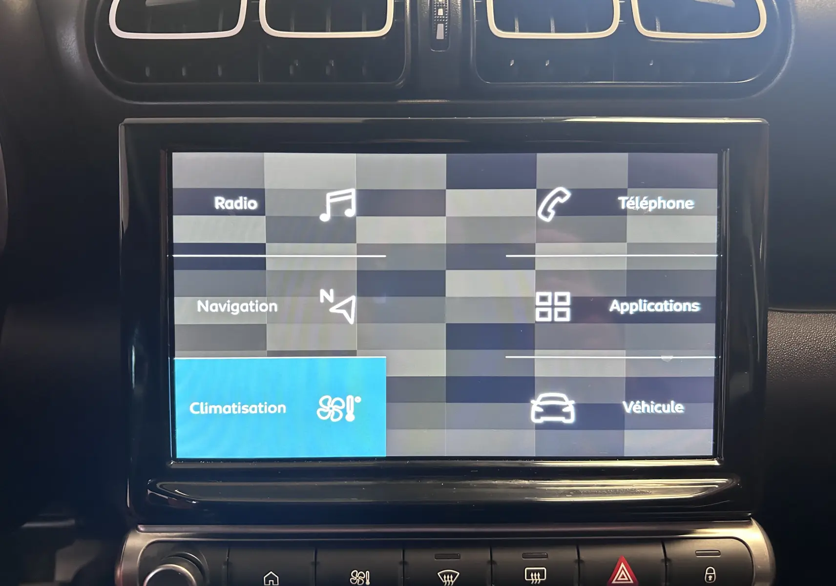 Vue rapprochée de l’écran tactile central du Citroën C3 Aircross 2024 avec menu climatisation et navigation affiché.