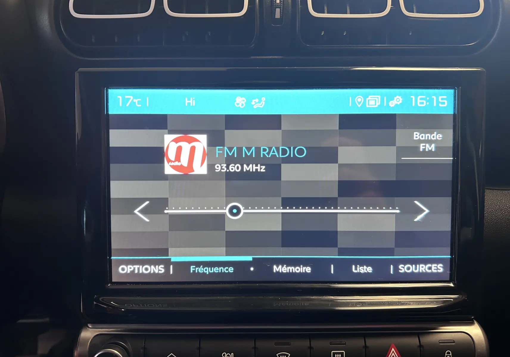 Écran tactile central de la Citroën C3 Aircross gris Artense, affichant la radio FM à 93,6 MHz en intérieur.