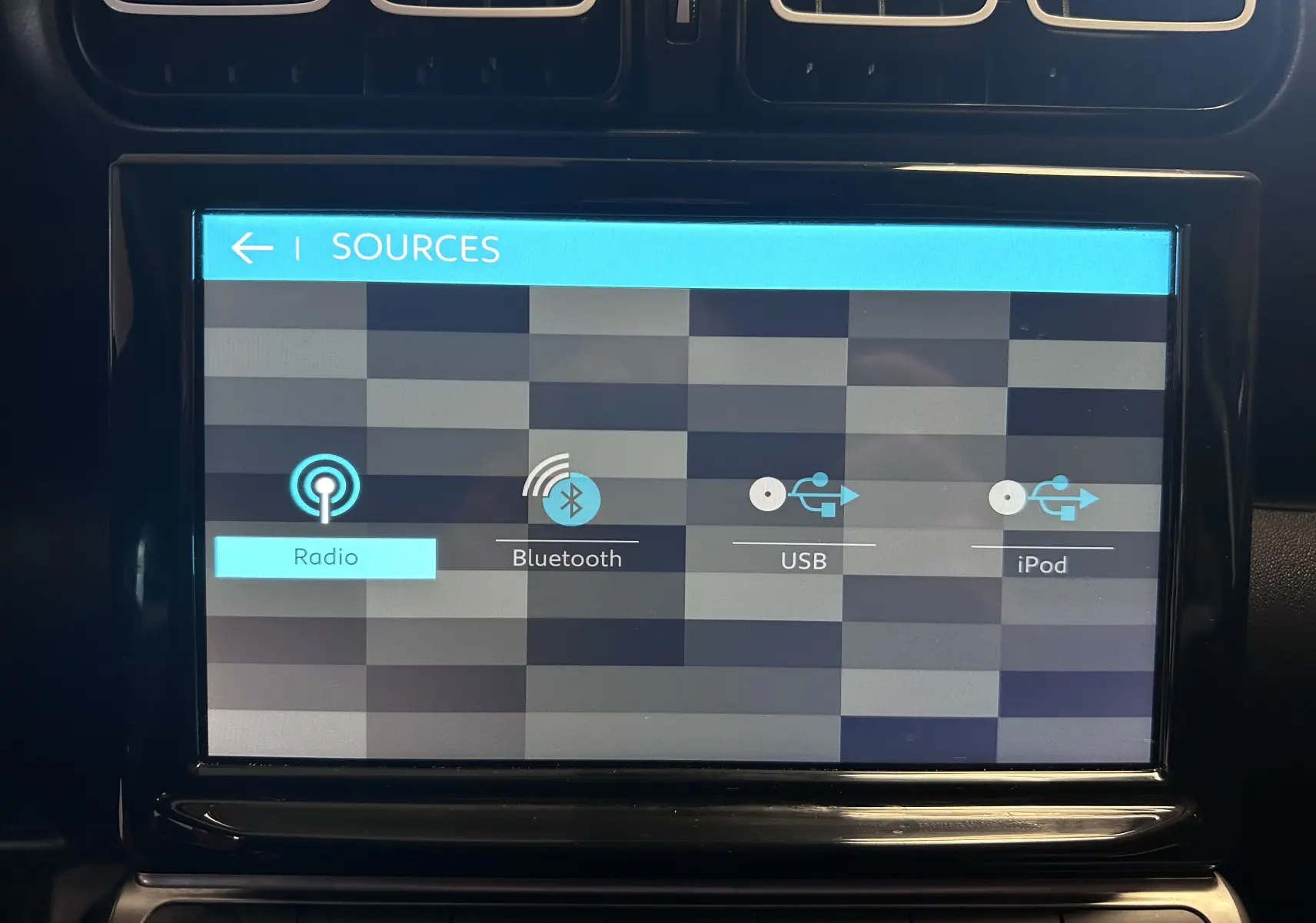 Écran tactile central du Citroën C3 Aircross 2024 affichant les options audio Radio, Bluetooth, USB et iPod.