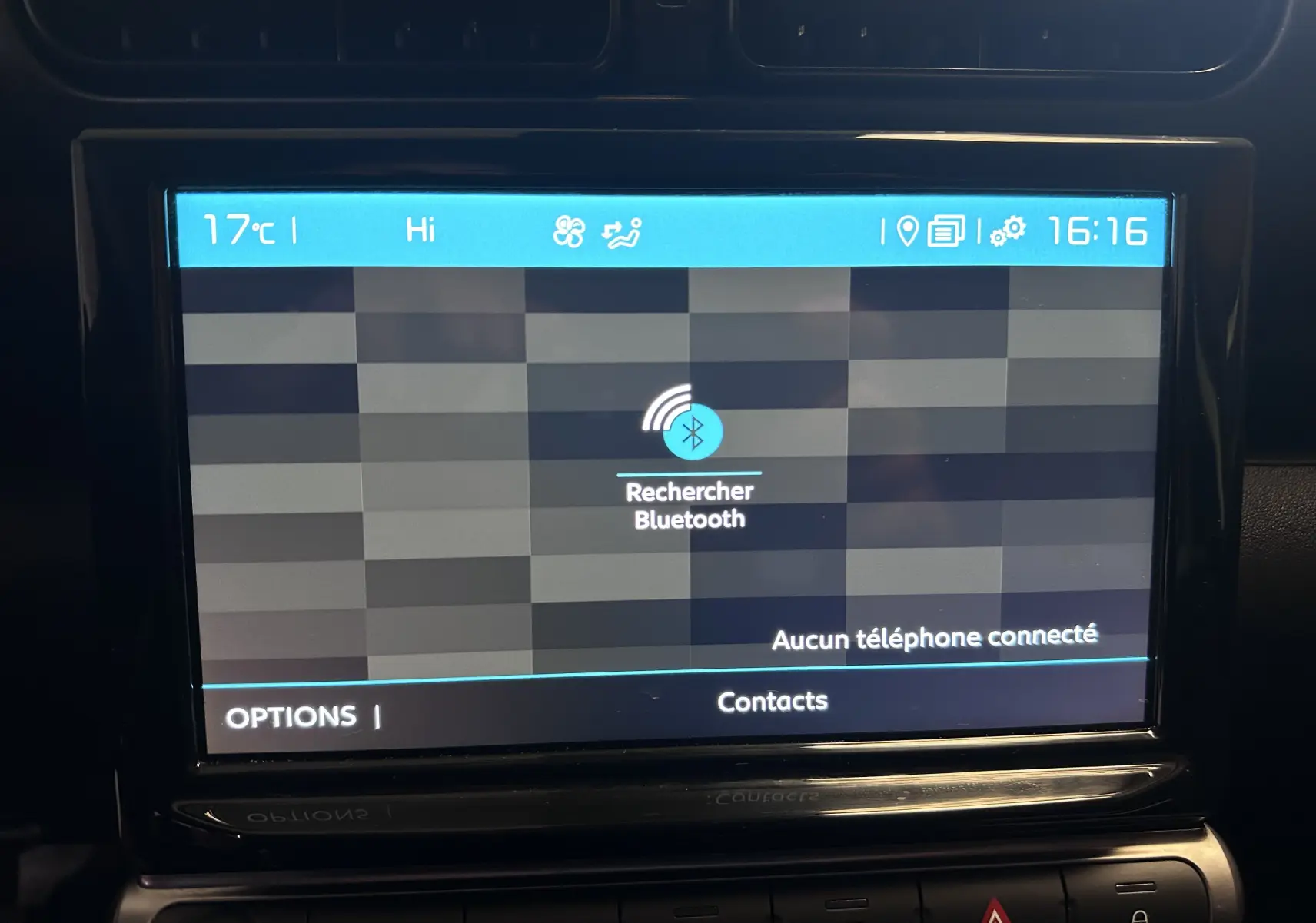 Écran tactile central de la Citroën C3 Aircross 2024 affichant la recherche Bluetooth, intérieur noir.
