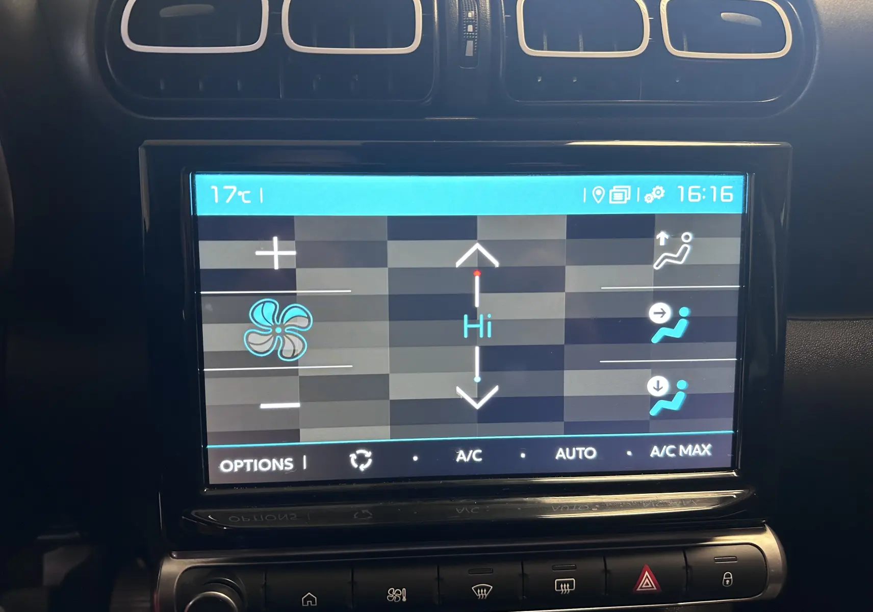Écran tactile de la climatisation automatique du Citroën C3 Aircross 2024, vue frontale intérieure.