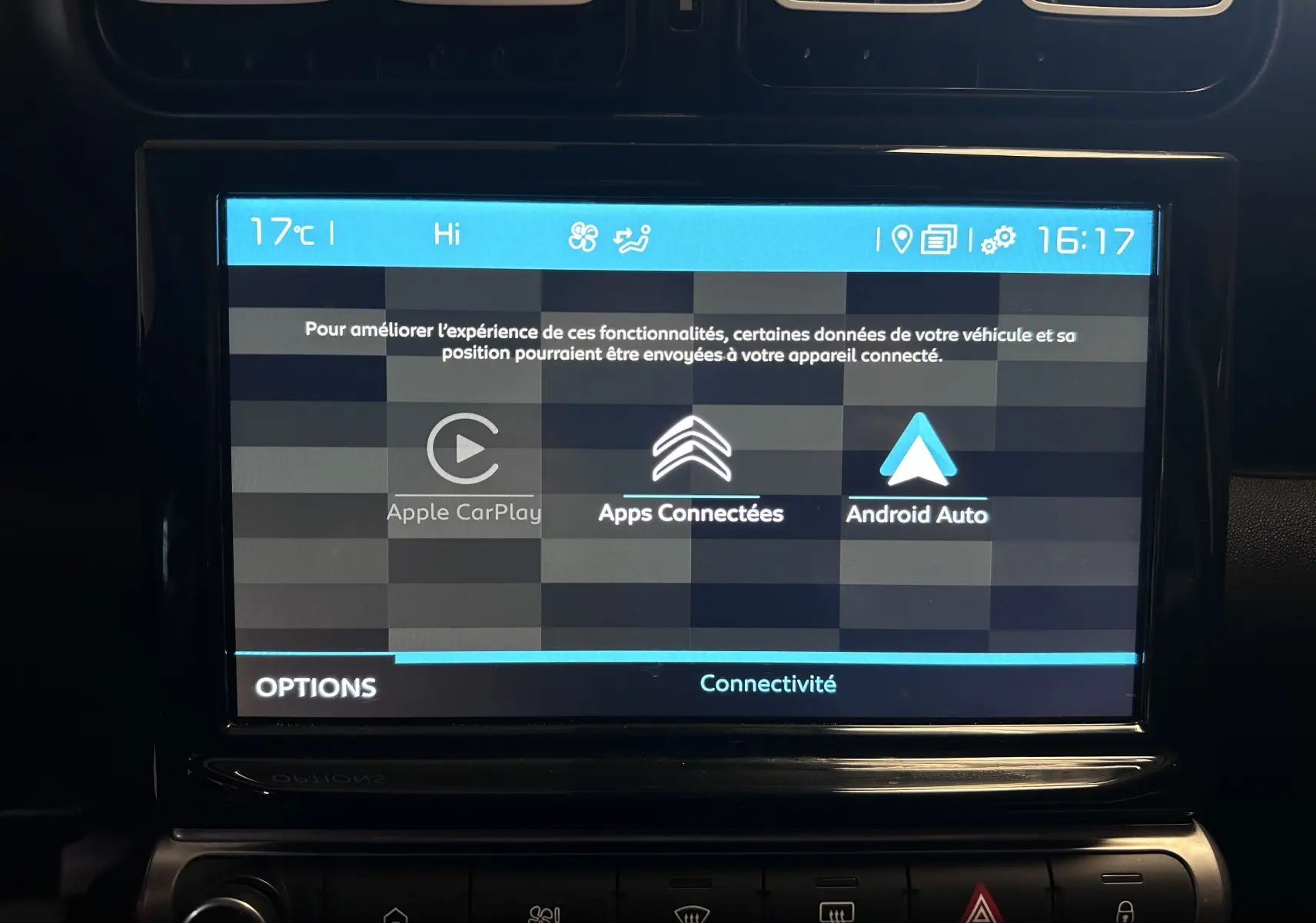 Écran tactile central du Citroën C3 Aircross 2024 gris Artense, affichant les options Apple CarPlay et Android Auto.