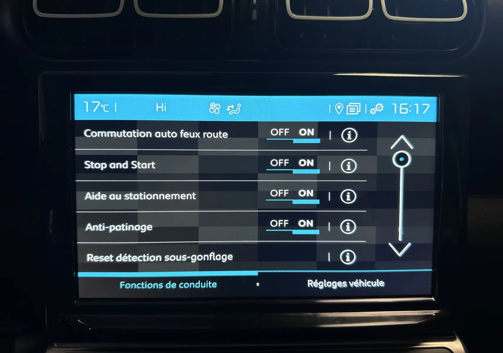 Écran tactile intérieur du Citroën C3 Aircross 2024 affichant les réglages d’aides à la conduite en mode nuit.