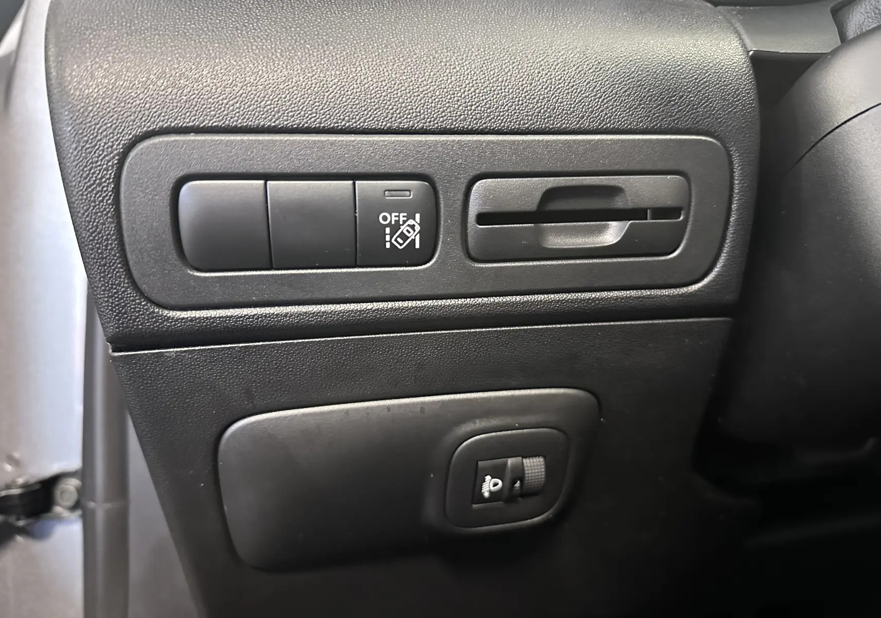 Détail des commandes côté gauche du tableau de bord gris d'une Citroën C3 Aircross 2024, version essence.