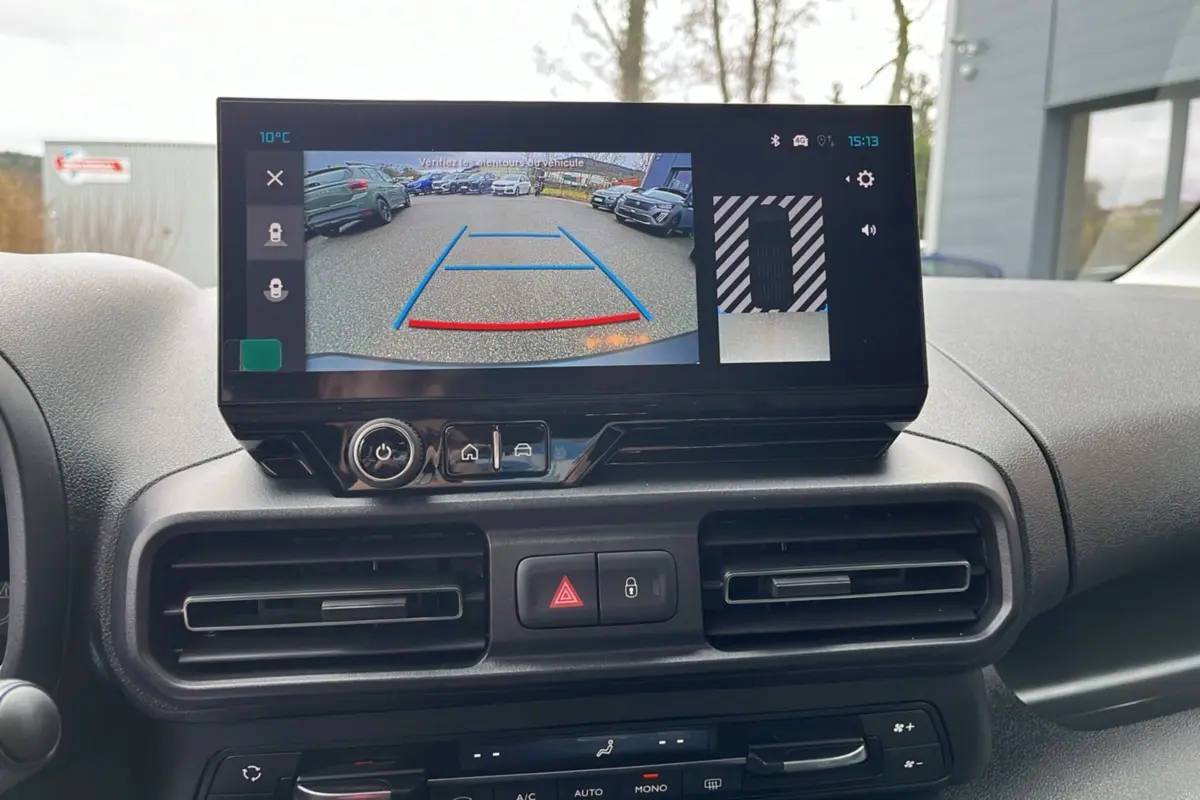 Écran tactile central affichant la caméra de recul dans l’habitacle du Citroën Berlingo Kaolin White.