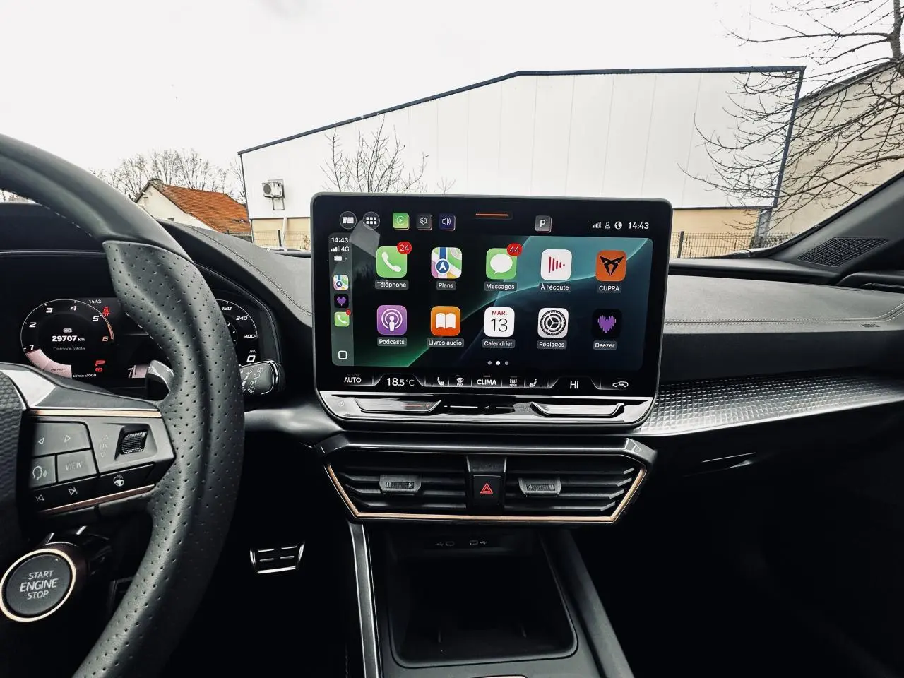 Vue intérieure centrée sur l'écran tactile HD 12,9" et le volant perforé du CUPRA Formentor gris 2025.