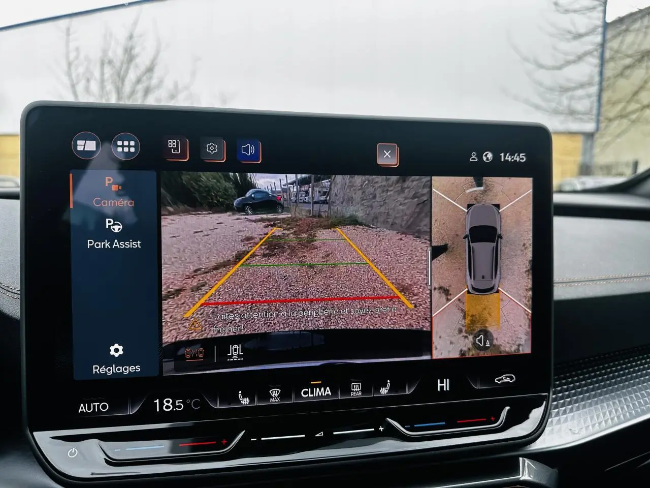 Écran tactile intérieur montrant la caméra de recul et l'assistance au stationnement du CUPRA Formentor gris.