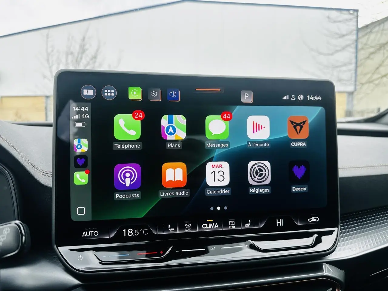Écran tactile HD 12,9" du tableau de bord de la CUPRA Formentor 2.0 TDI gris, affichant Apple CarPlay.