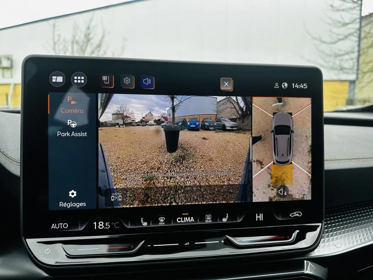 Écran tactile intérieur du CUPRA Formentor 2025 montrant la caméra de recul et l'assistance au stationnement.