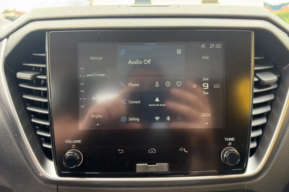 Écran tactile central du tableau de bord de l'Isuzu D-MAX 2026 avec interface Android Auto et commandes physiques.