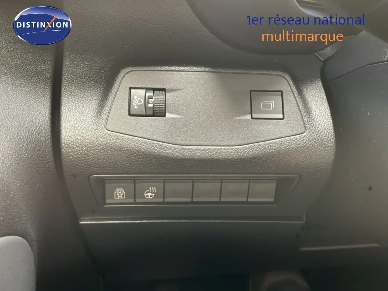 Détail intérieur montrant les commandes de réglage des phares et du volant chauffant du Citroën Berlingo gris Artense 2026.