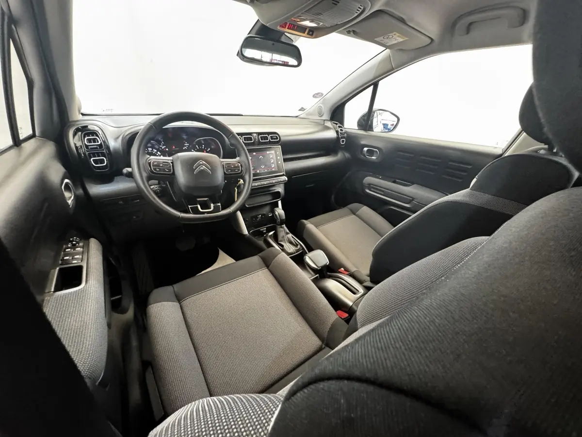 Intérieur de la Citroën C3 PureTech 110 2019, vue avant côté conducteur, volant cuir et écran tactile central.
