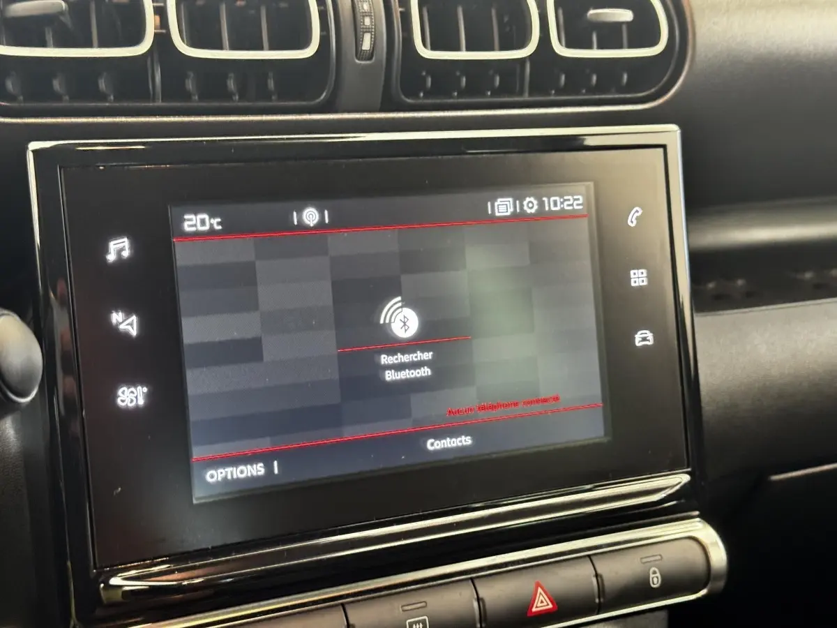 Écran tactile central de la Citroën C3 gris foncé, affichant la recherche Bluetooth dans l’habitacle.